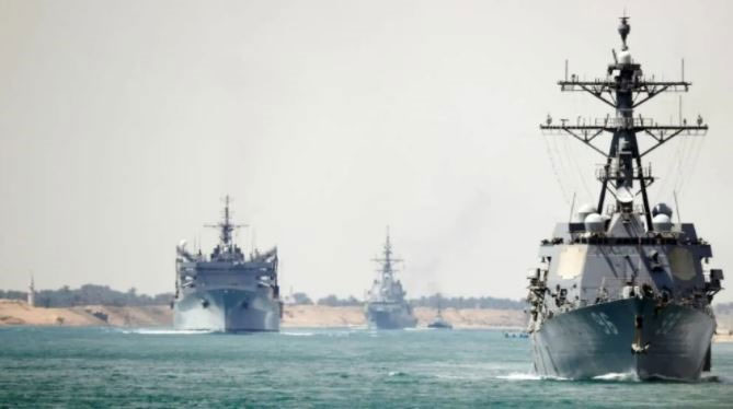 Nhóm tàu sân bay USS Abraham Lincoln của Hải quân Mỹ đi qua kênh đào Suez