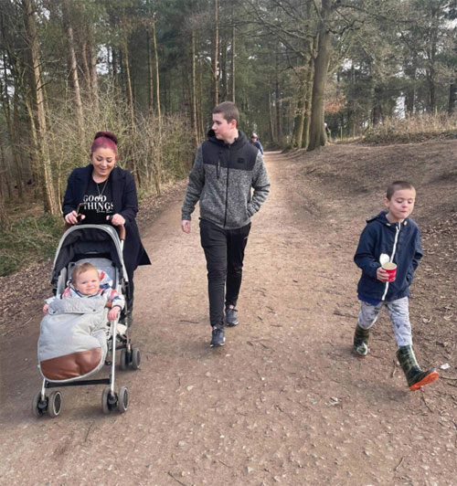 Kristy Brown và hai con cùng em họ đi dạo trong công viên ở Northwich.