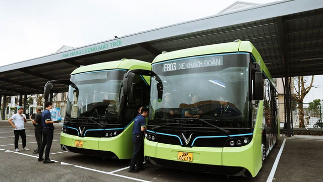 Khám phá xe buýt điện đầu tiên tại Việt Nam với trải nghiệm cực chất   ÔtôXe máy  Vietnam VietnamPlus