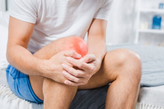 Viêm khớp là một trong những nguyên nhân khiến bạn bị đau nhức chân khi thức dậy.