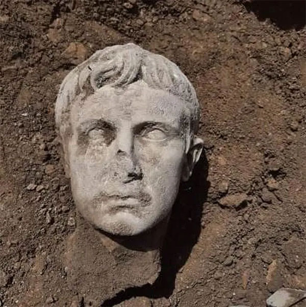 Đầu tượng hoàng đế Augustus được phát hiện.