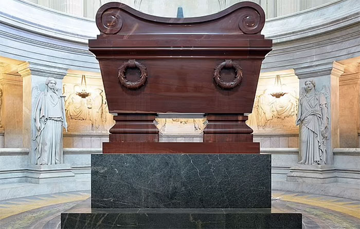 Có giả thuyết cho rằng, hài cốt của Napoléon trong lăng mộ ở Paris (ảnh) là đồ giả