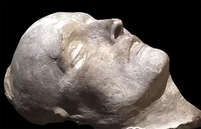 Mặt nạ thần chết Antommarchi của Napoléon, tại một bảo tàng ở Paris.