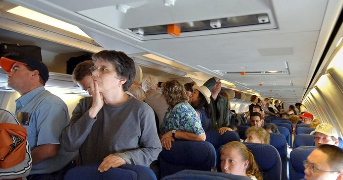 Ngay sau khi hạ cánh, nhiều hành khách lập tức đứng dậy xếp hàng và lấy đồ.