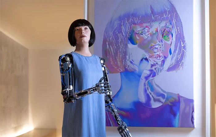 "Ai-Da" và bức chân dung tự họa.