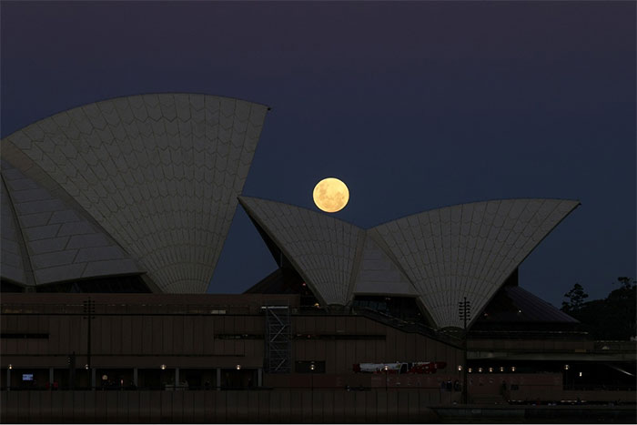 Mặt trăng mọc lên phía sau Nhà hát Opera ở Sydney, Australia