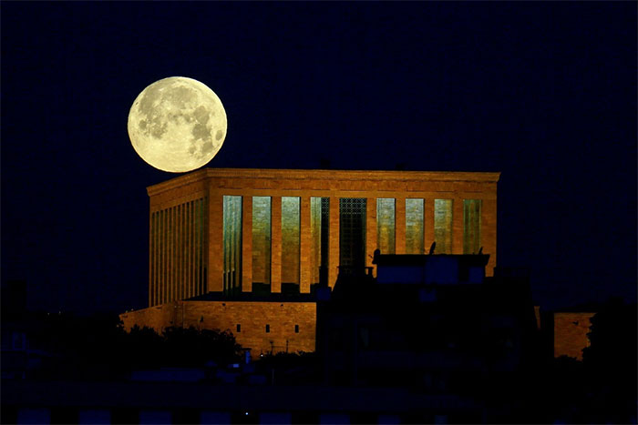 Trăng tròn trên lăng mộ Anitkabir ở Ankara, Thổ Nhĩ Kỳ