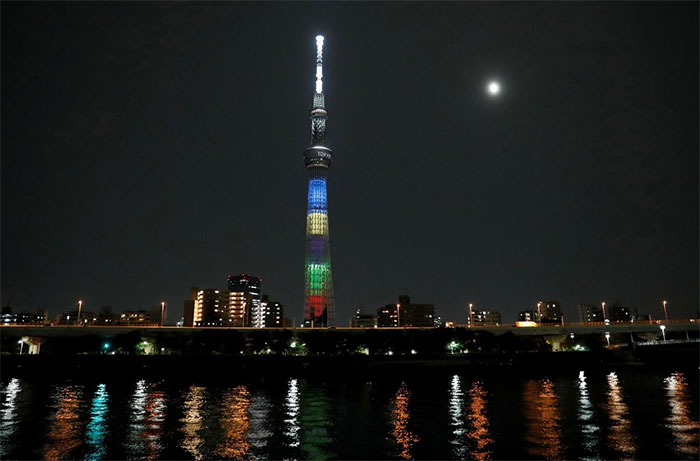 Trăng tỏa sáng bên cạnh Tokyo Skytree