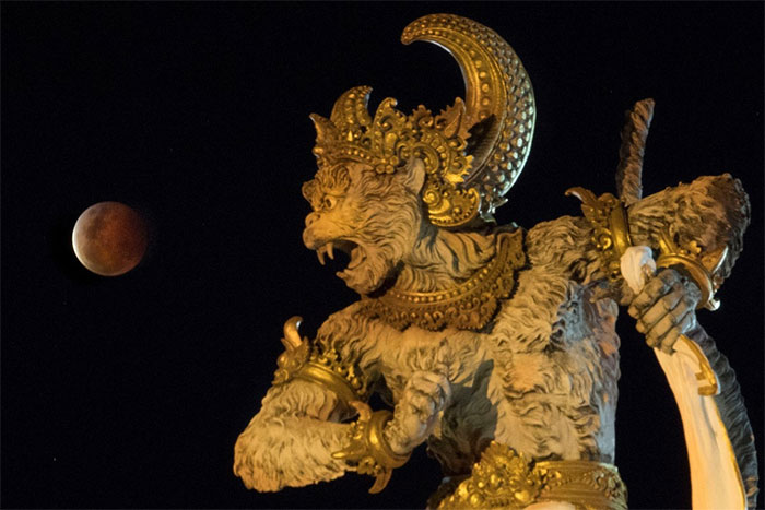Siêu trăng máu trên bầu trời công viên Titi Banda ở Denpasar, Bali, Indonesia