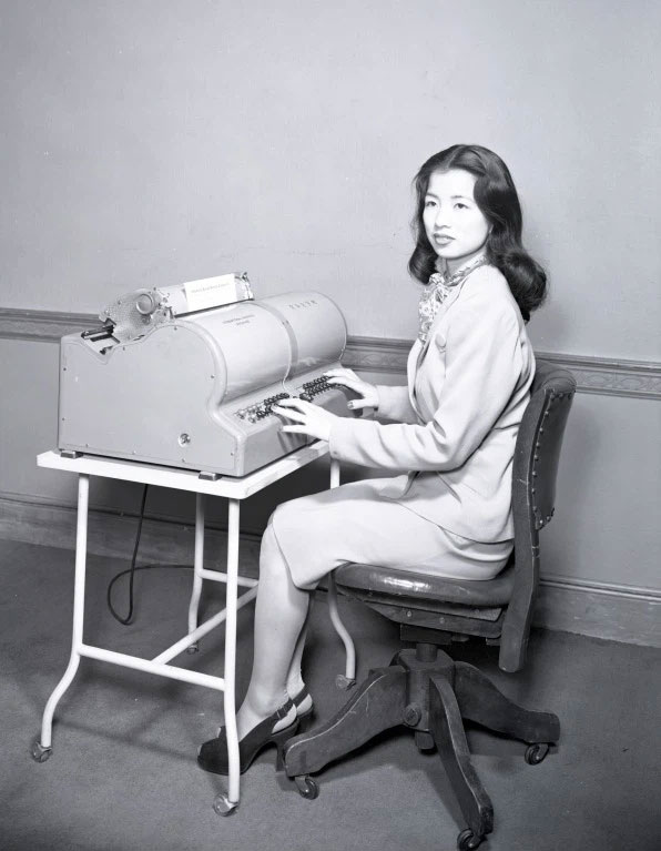 Lois Lew bên chiếc máy đánh chữ vào cuối những năm 1940.