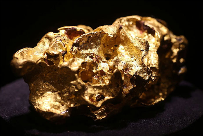 Tiểu hành tinh 16 Psyche, được cho là chứa đầy sắt, vàng, nikel và bạch kim.