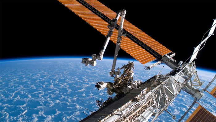 Tấm pin Mặt trời được lắp đặt trên Trạm Vũ trụ Quốc tế (ISS).