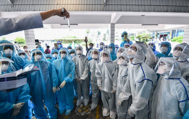 Nhân viên y tế được tập huấn sử dụng test nhanh tại một điểm xét nghiệm ở quận Bình Tân