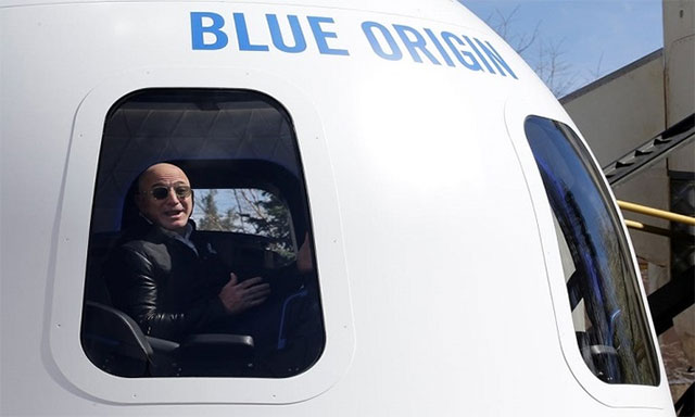 Tỷ phú Jeff Bezos trong khoang tàu New Shepard.