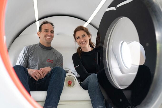  Sara Luchian và Josh Giegel trở thành những người đầu tiên đi trên Hyperloop. 